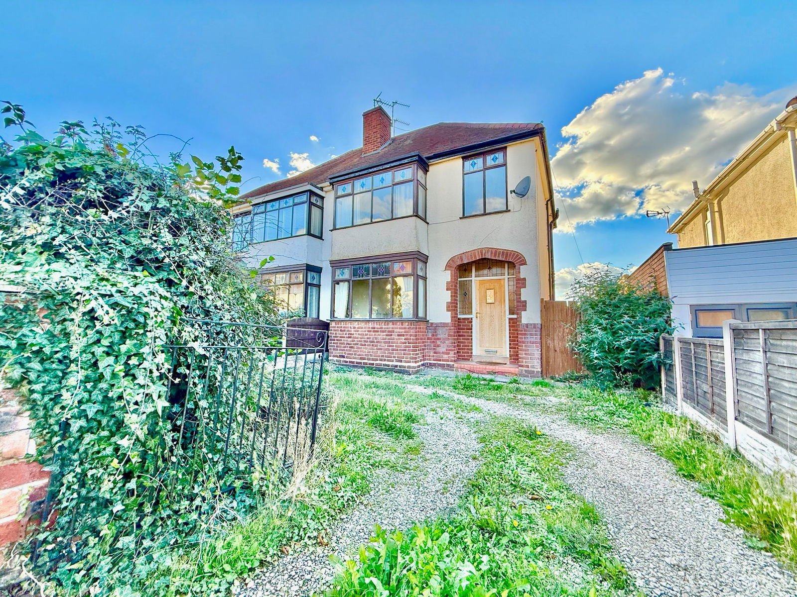 3 bedroom Semi-detached house Under Offer