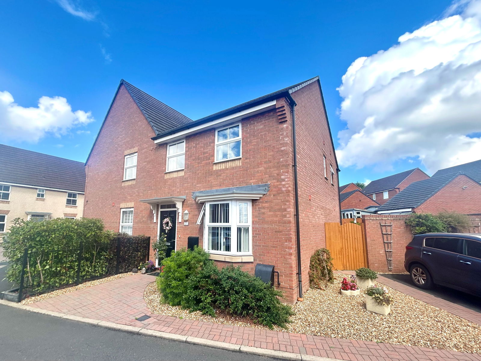 3 bedroom Semi-detached house Under Offer