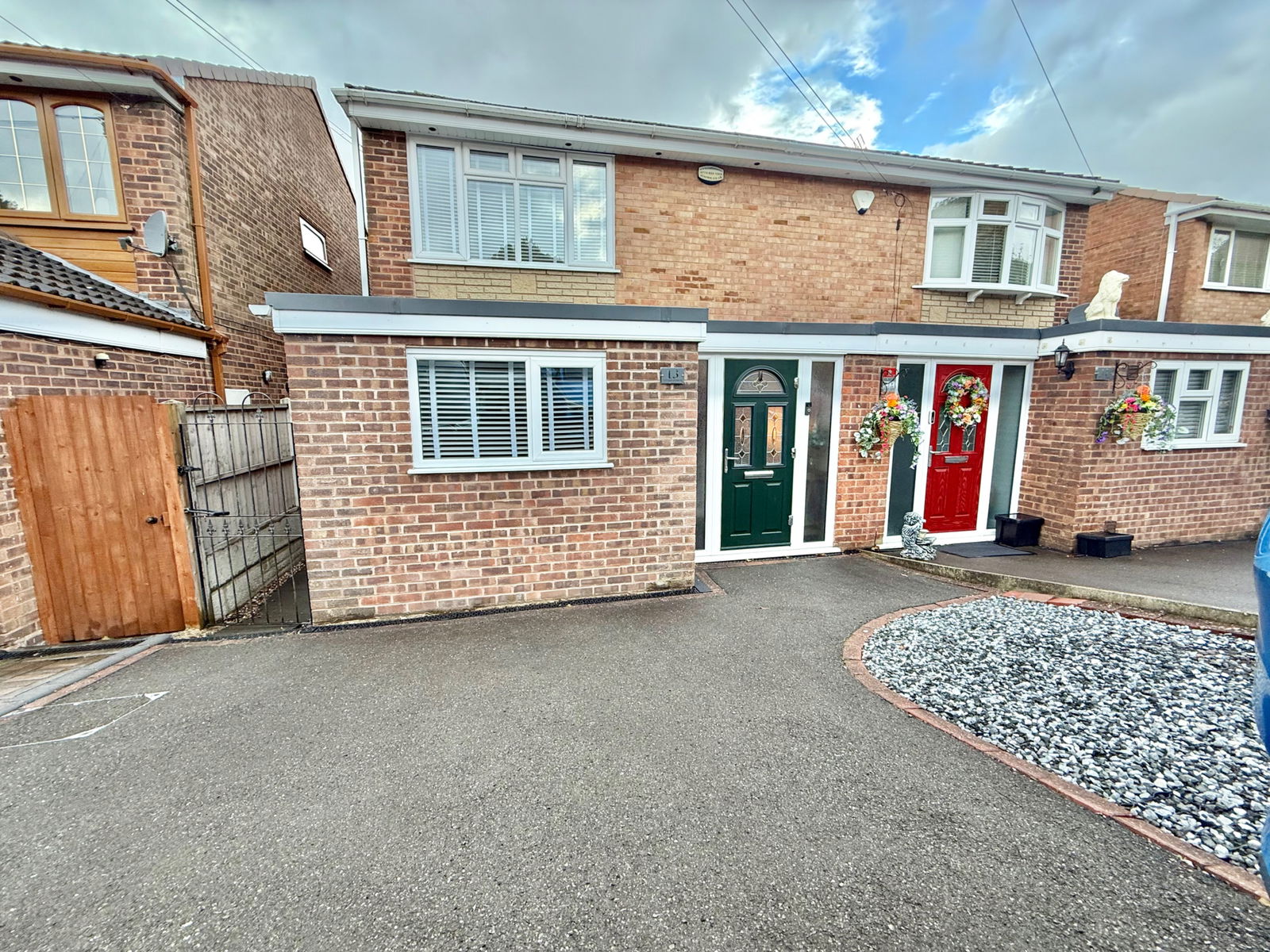 3 bedroom Semi-detached house Under Offer