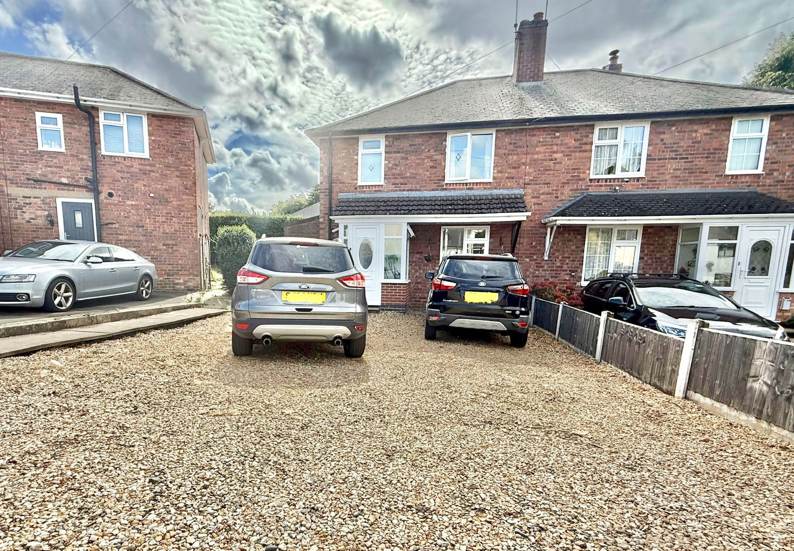 3 bedroom Semi-detached house Under Offer