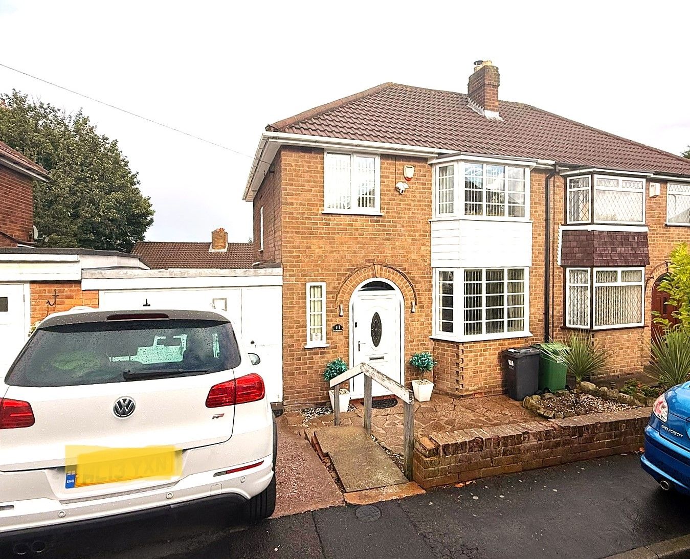 3 bedroom Semi-detached house Under Offer