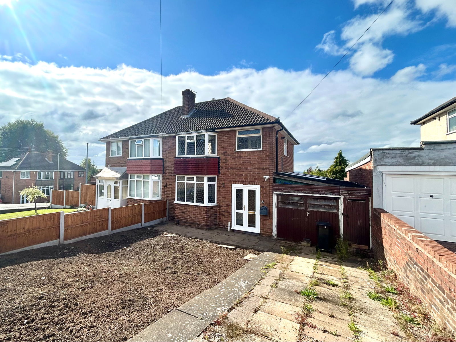 3 bedroom Semi-detached house Under Offer