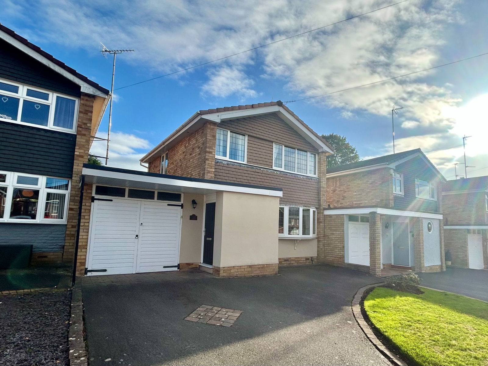 3 bedroom Link detached house Under Offer