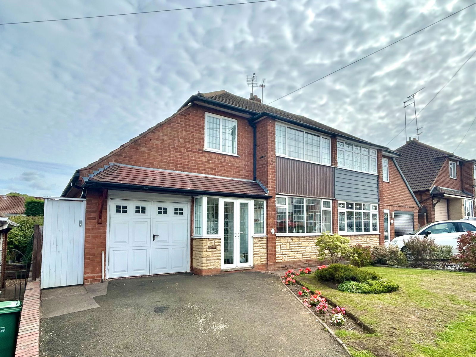 3 bedroom Semi-detached house Under Offer