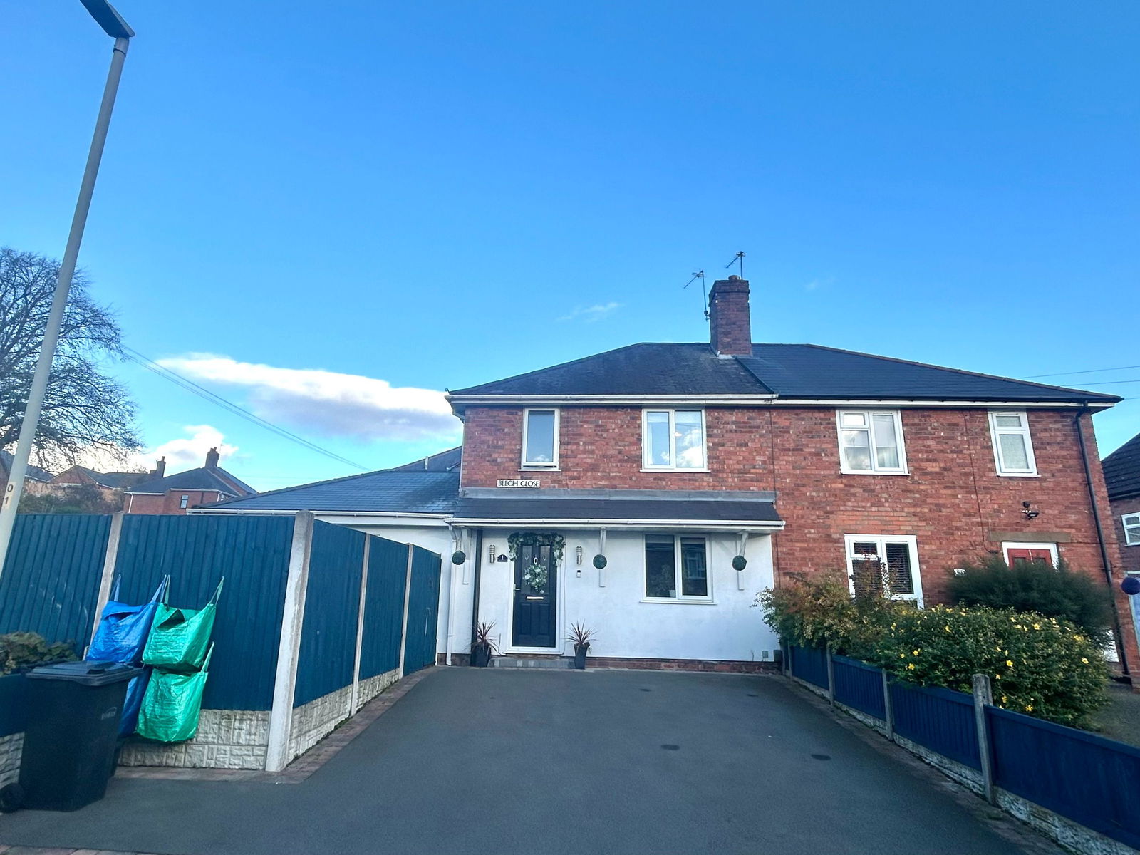 3 bedroom Semi-detached house Under Offer