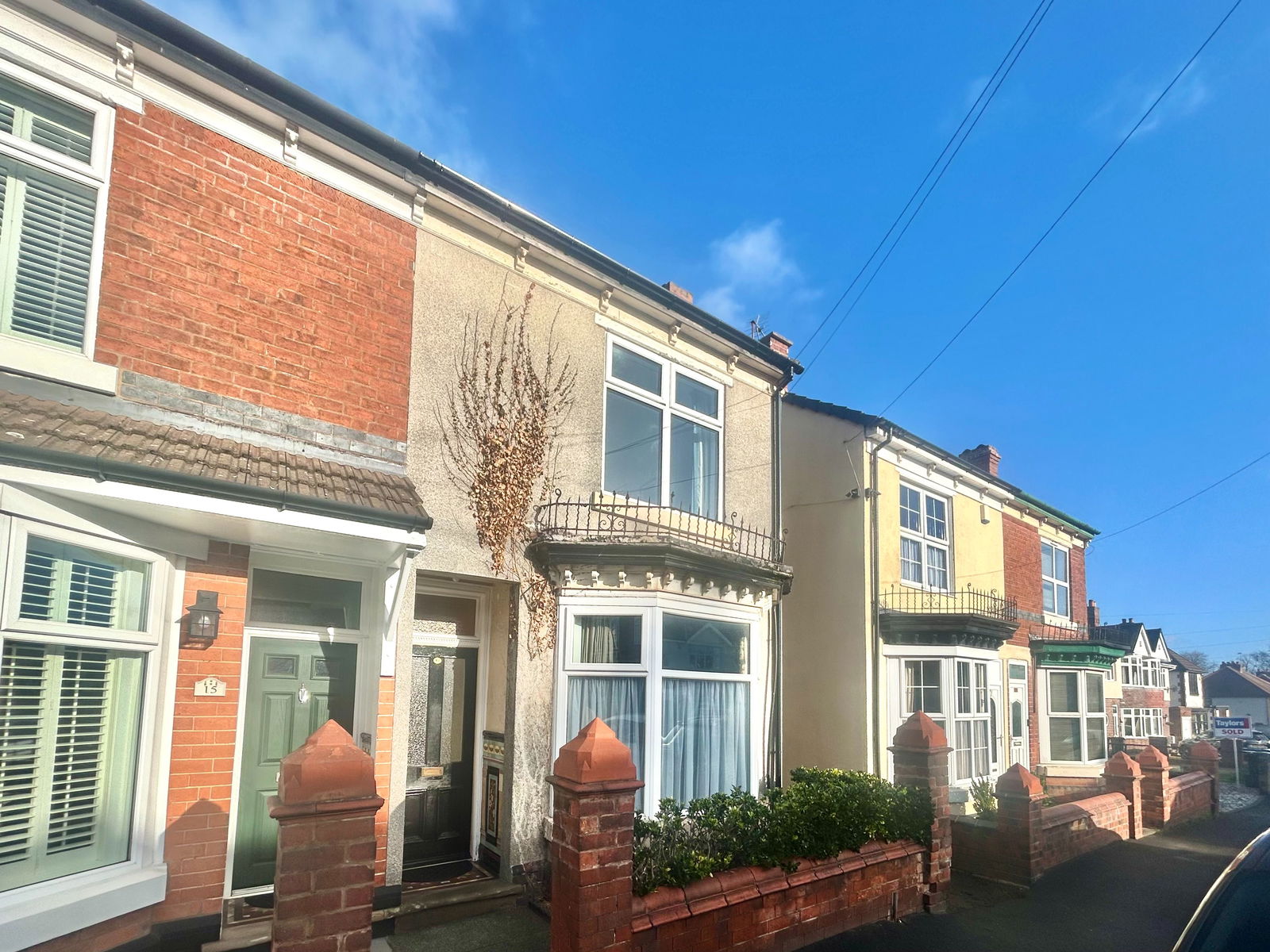 3 bedroom Semi-detached house Under Offer
