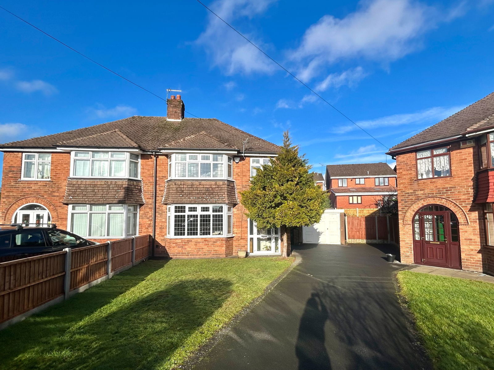3 bedroom Semi-detached house Under Offer