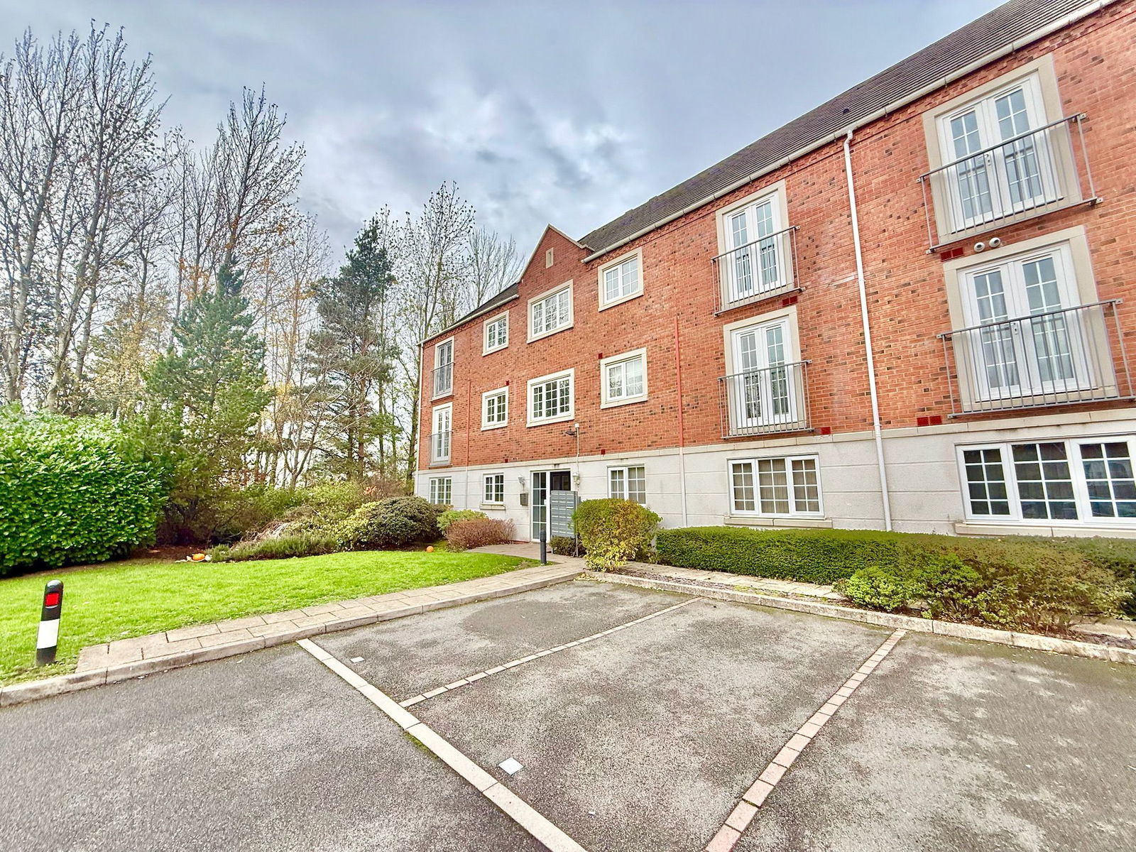 2 bedroom Flat For Sale