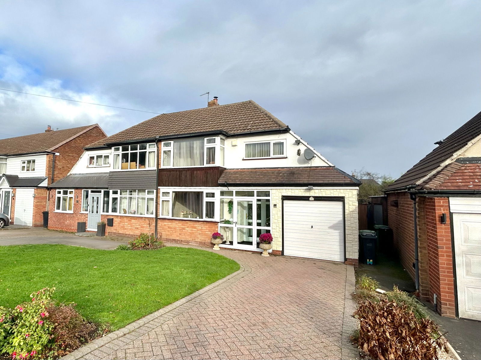 3 bedroom Semi-detached house Under Offer
