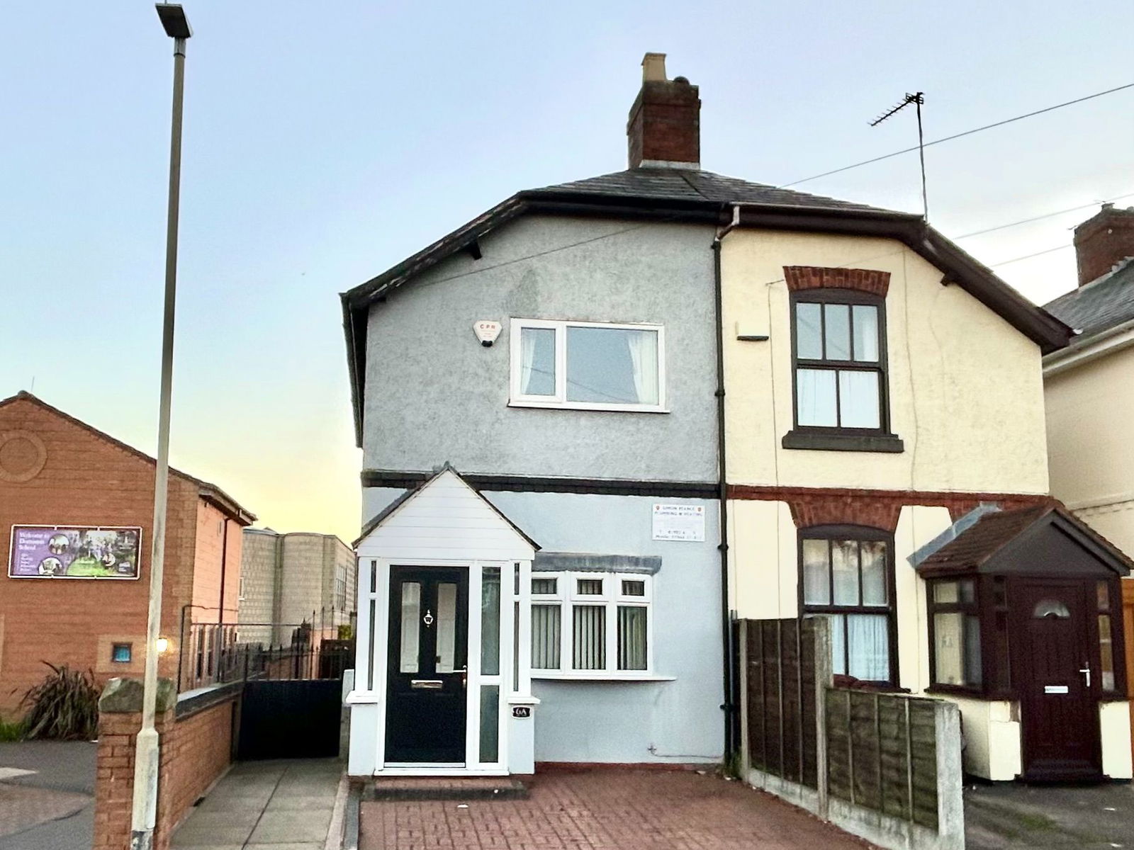 2 bedroom Semi-detached house Under Offer