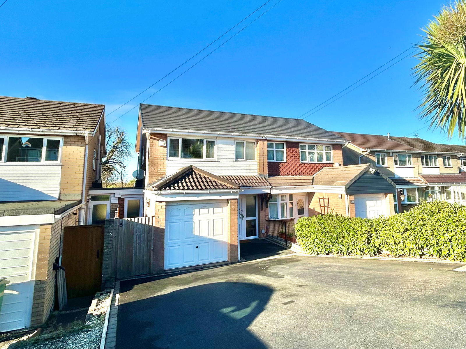 3 bedroom Semi-detached house Under Offer