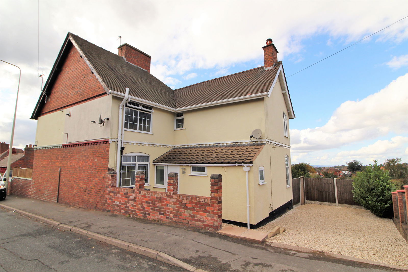 2 bedroom Semi-detached house Under Offer
