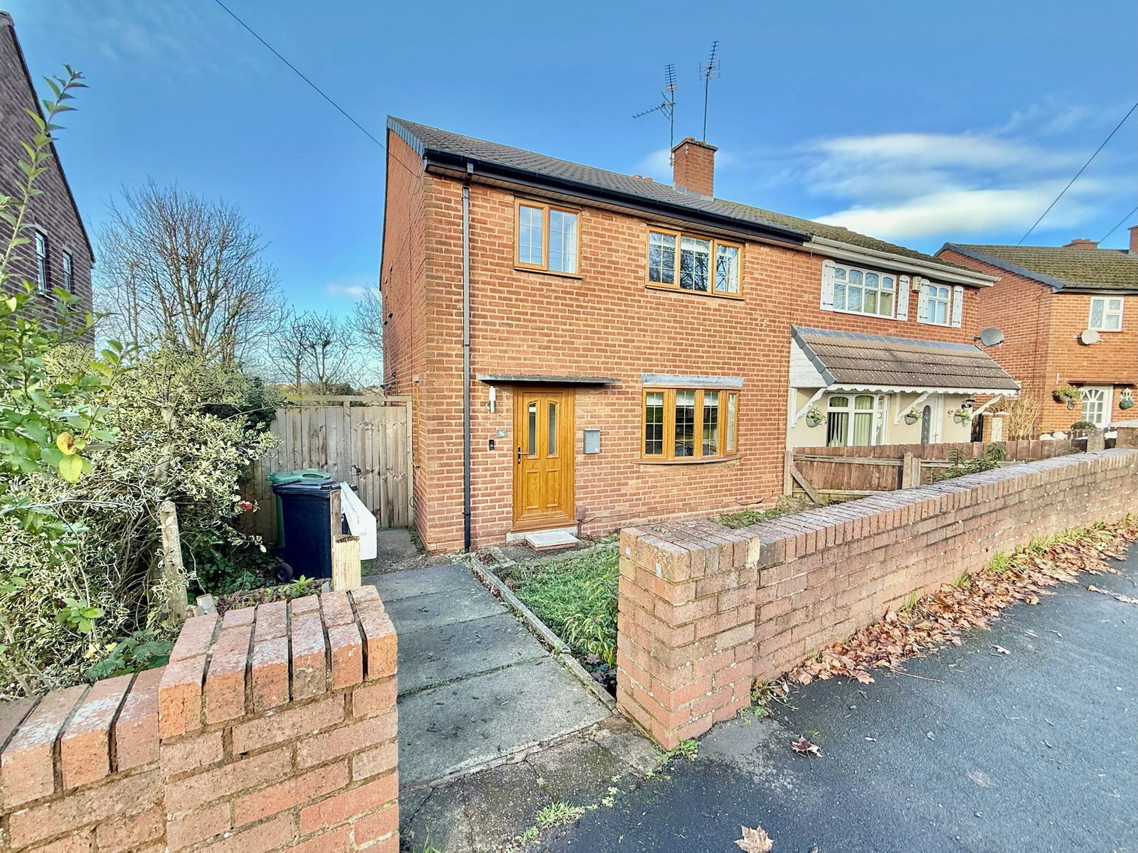 3 bedroom Semi-detached house Under Offer