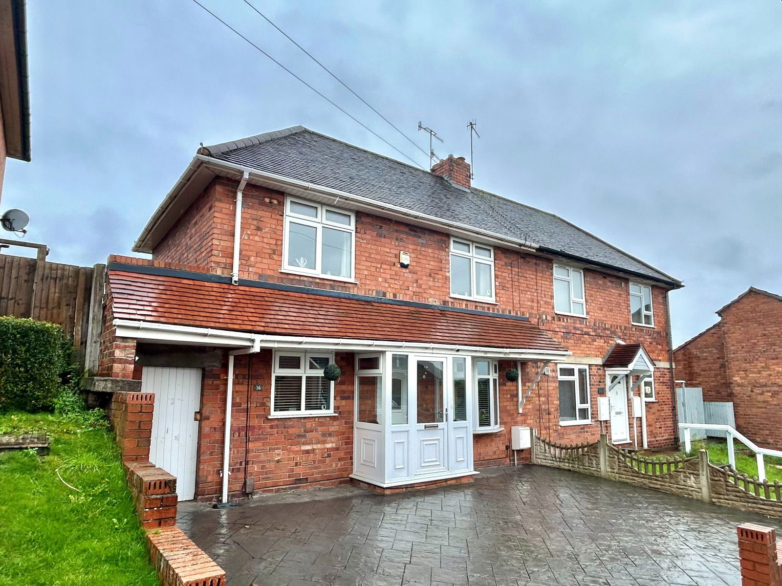 2 bedroom Semi-detached house Under Offer