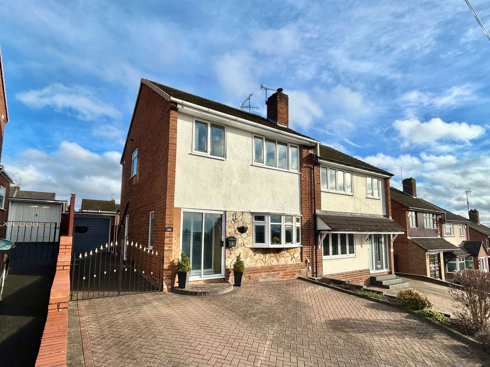 3 bedroom Semi-detached house Under Offer