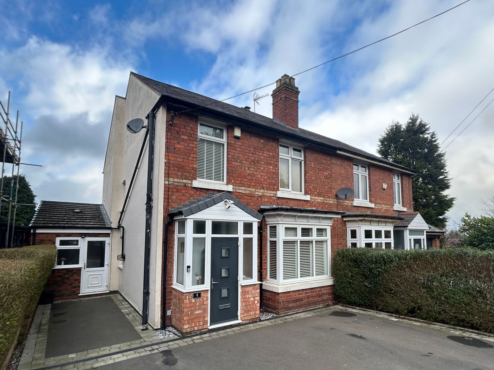 3 bedroom Semi-detached house Under Offer