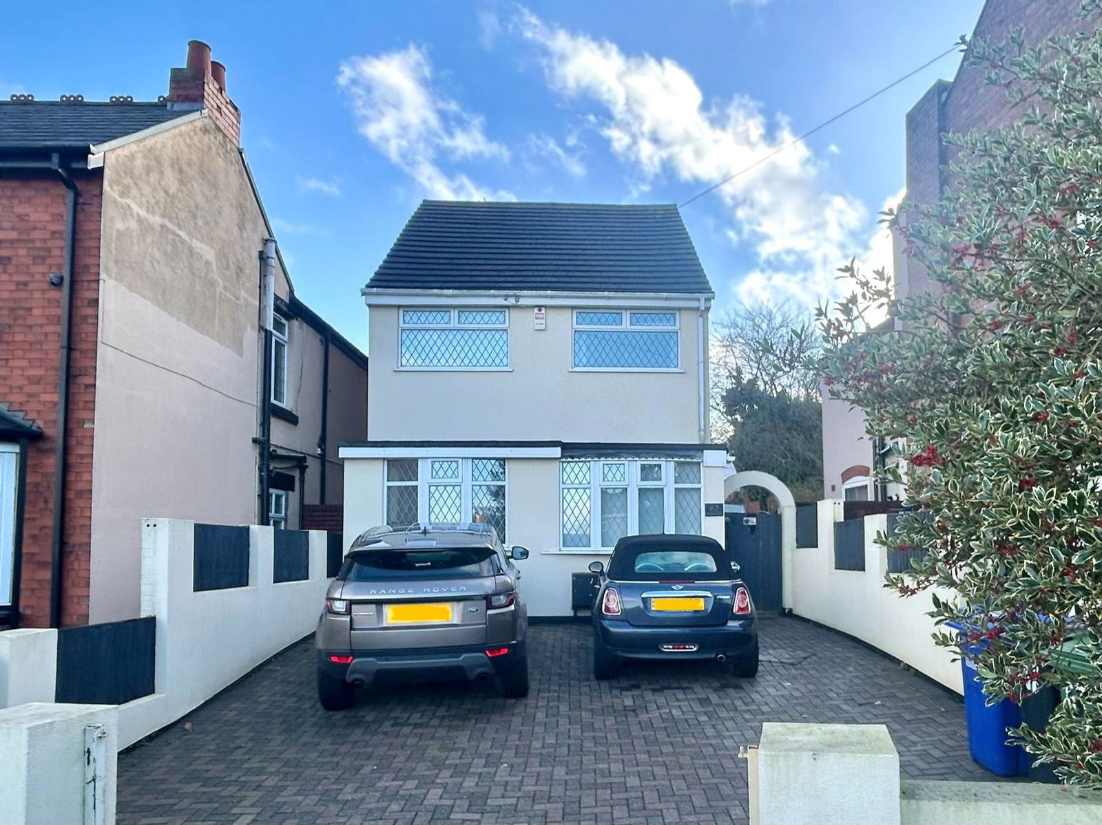 3 bedroom Detached house Under Offer