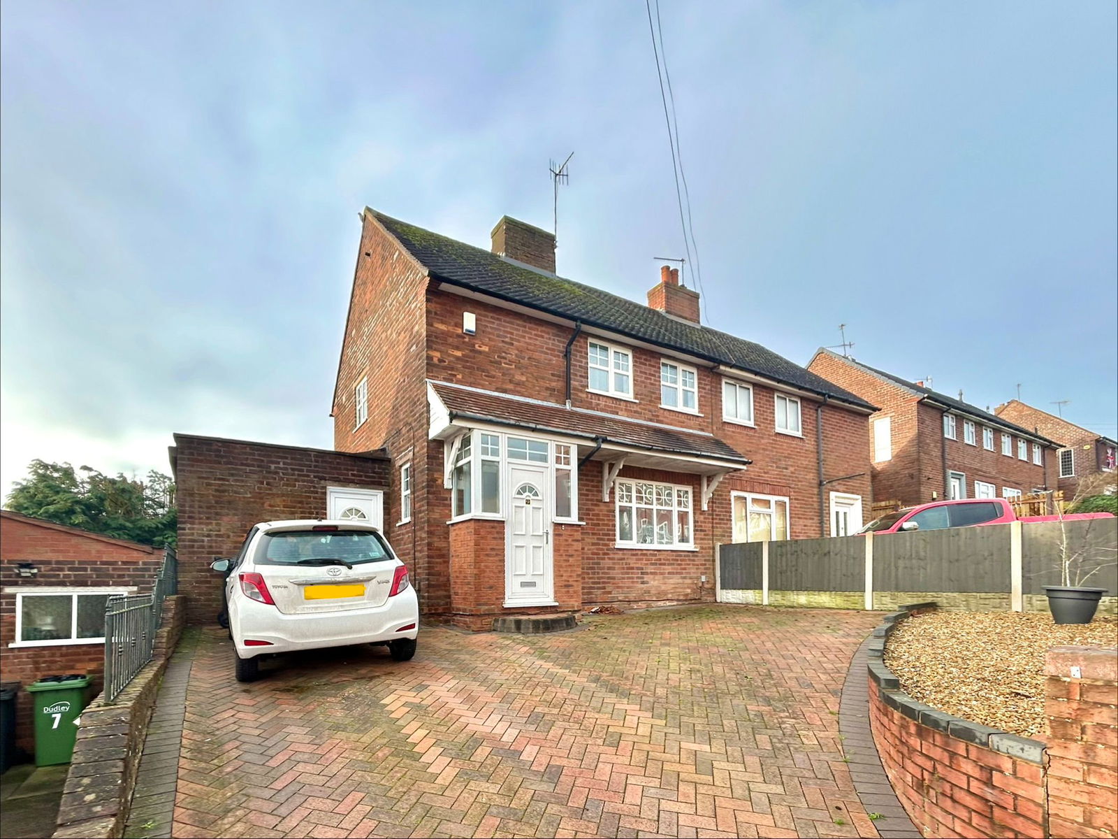 2 bedroom Semi-detached house Under Offer