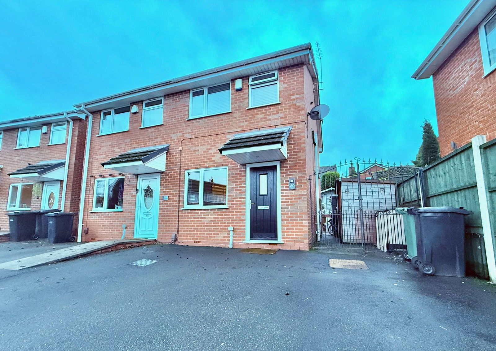 2 bedroom Semi-detached house Under Offer