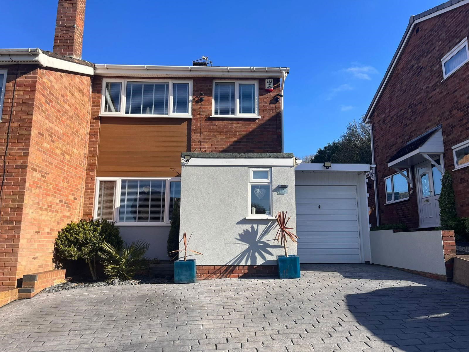 3 bedroom Semi-detached house Under Offer