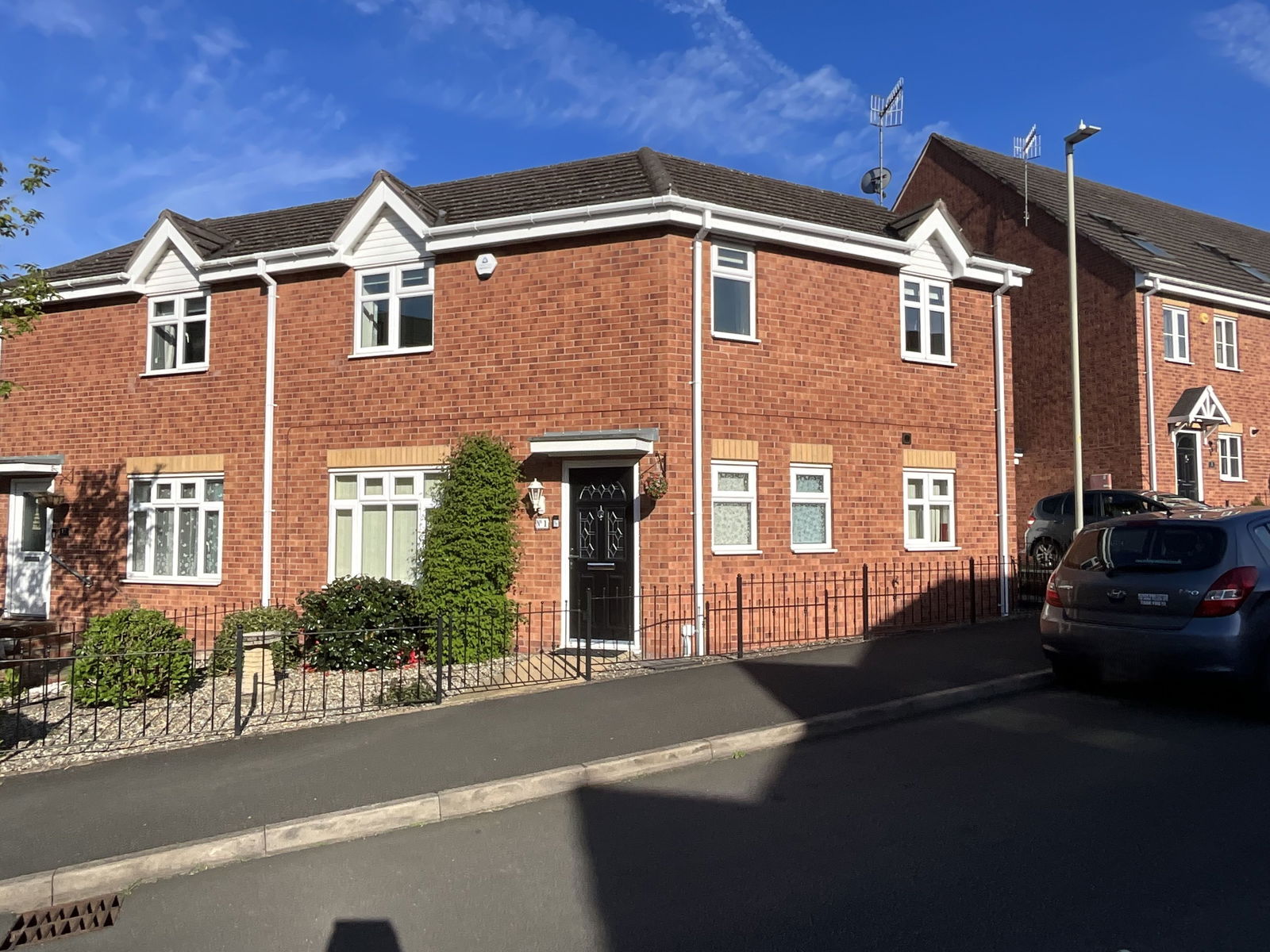 3 bedroom Semi-detached house Under Offer