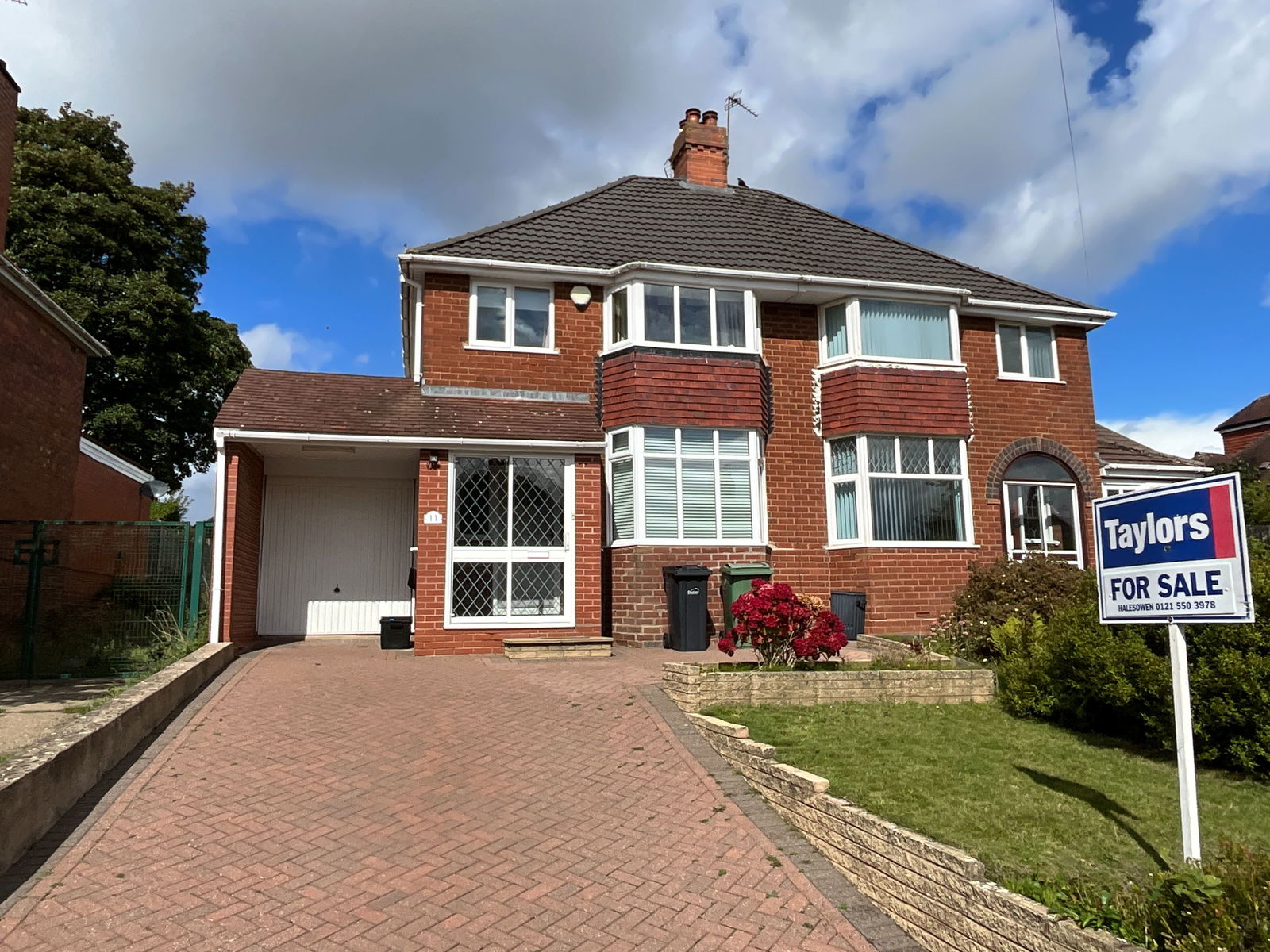 3 bedroom Semi-detached house Under Offer