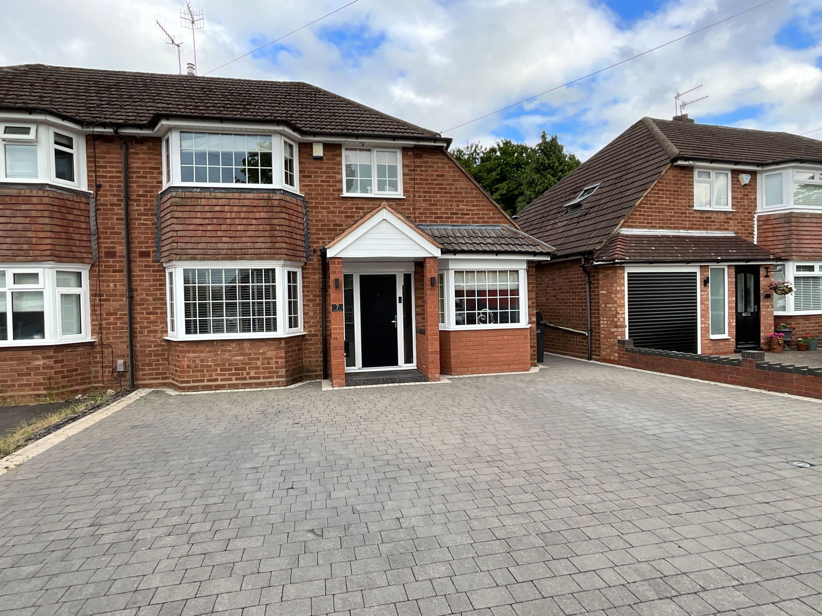 3 bedroom Semi-detached house Under Offer