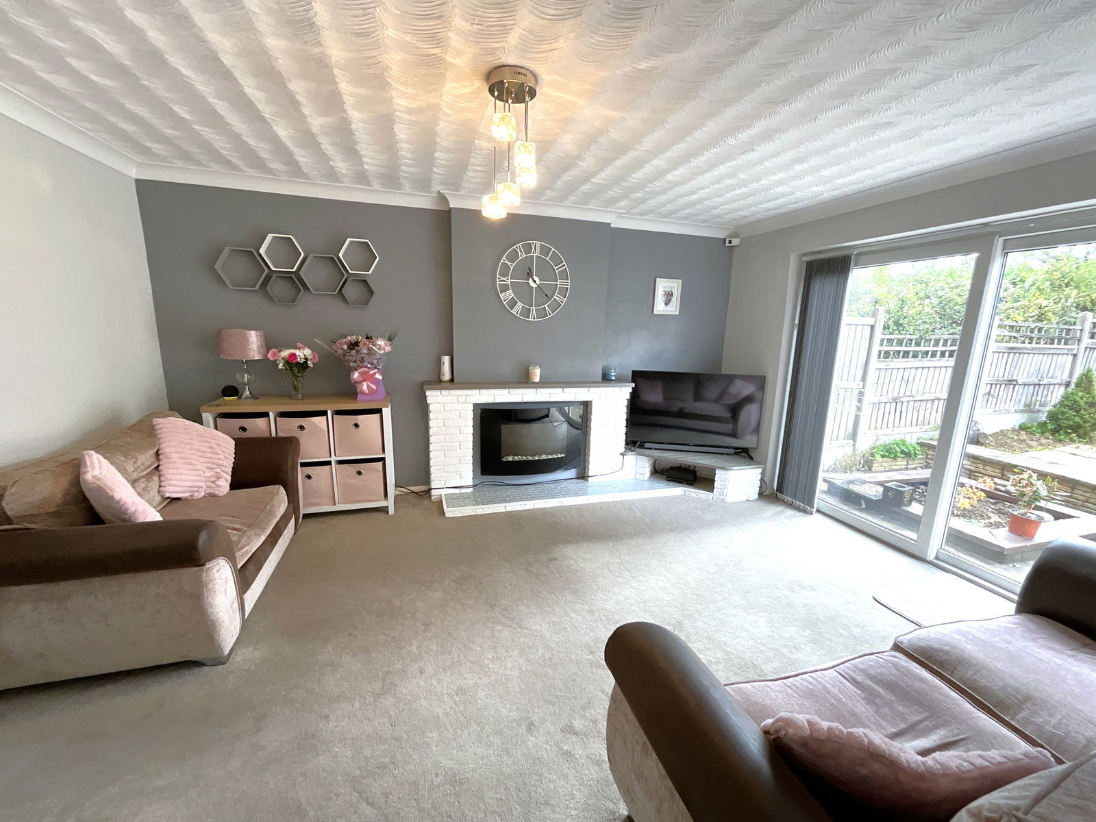 3 bedroom Semi-detached house Under Offer