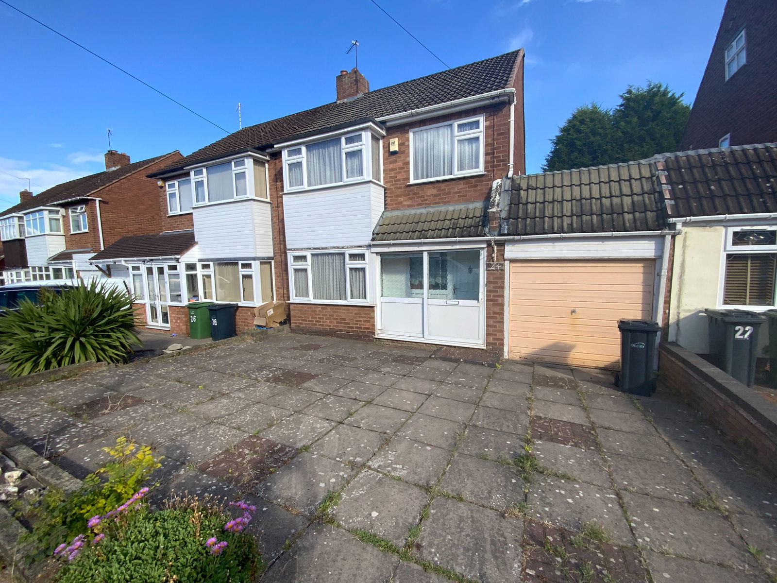 3 bedroom Semi-detached house Under Offer