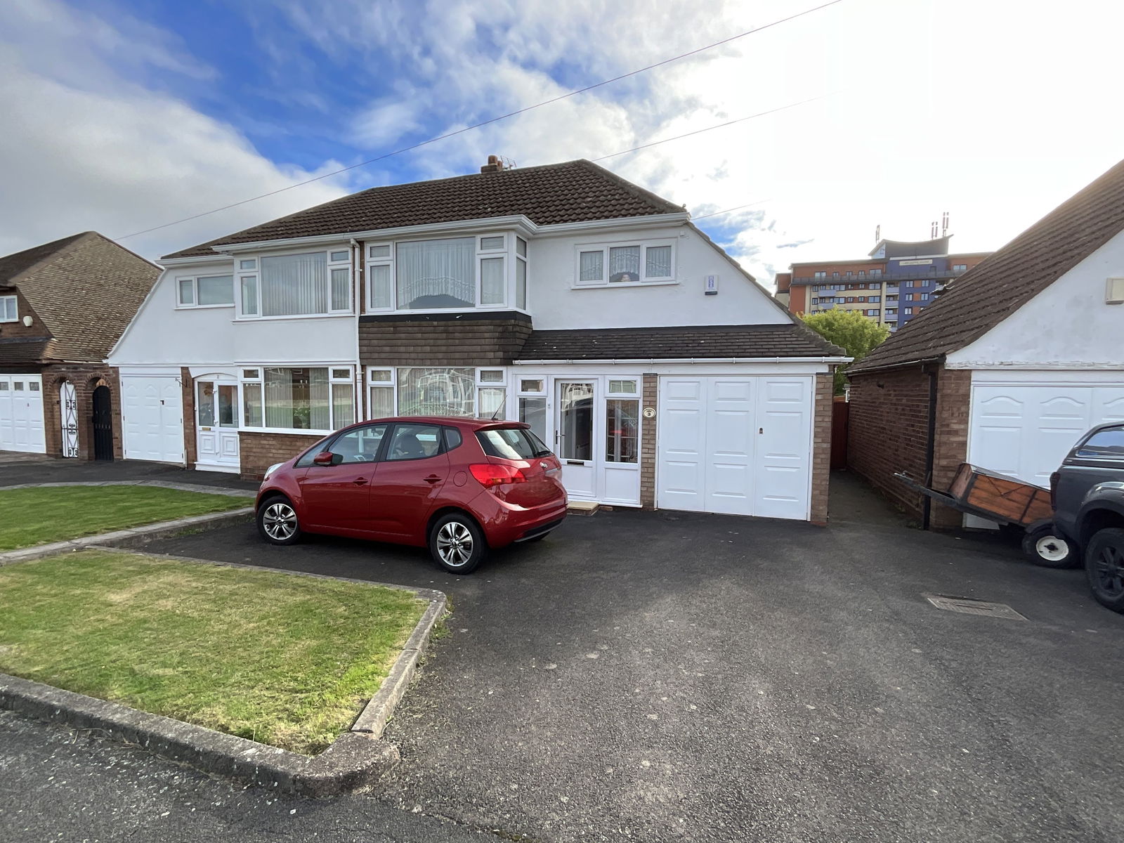 3 bedroom Semi-detached house Under Offer