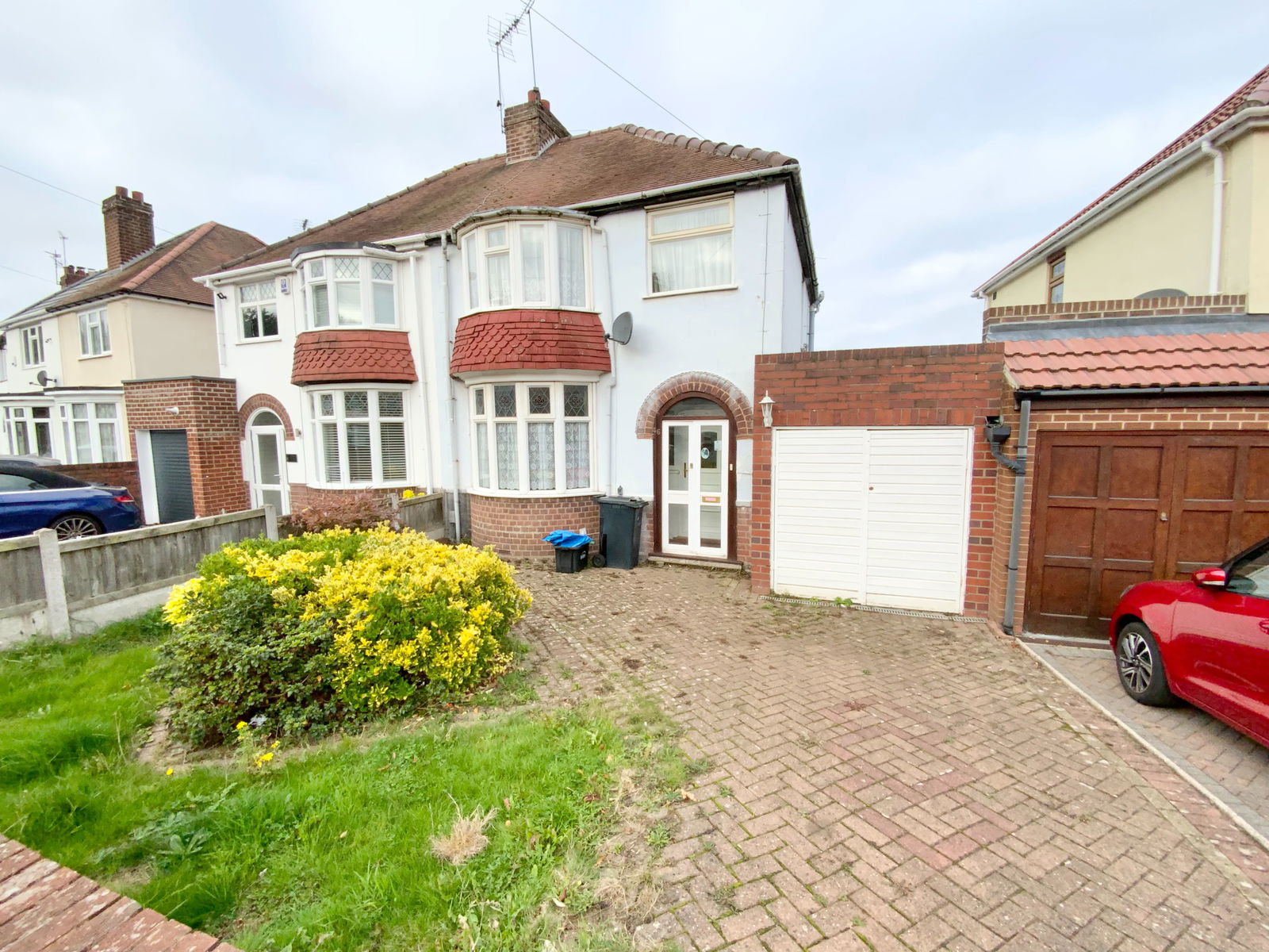 3 bedroom Semi-detached house Under Offer