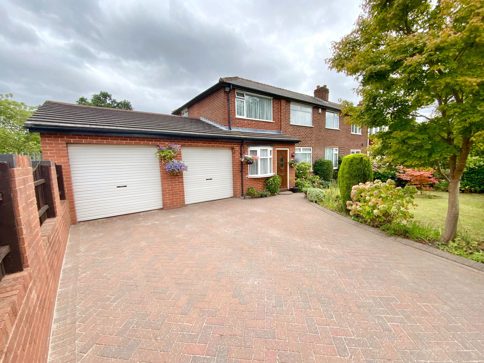 4 bedroom Semi-detached house Under Offer