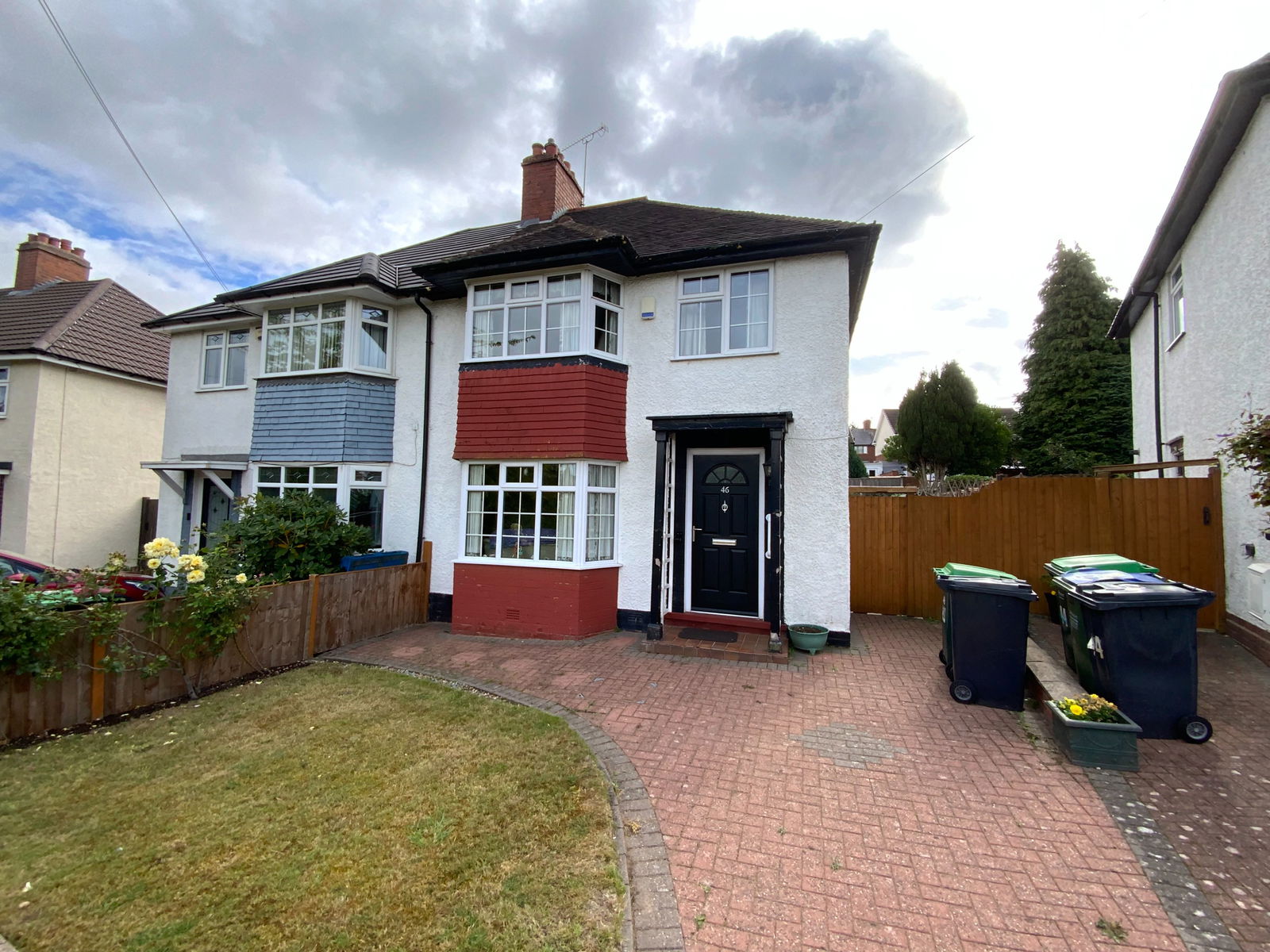 3 bedroom Semi-detached house Under Offer