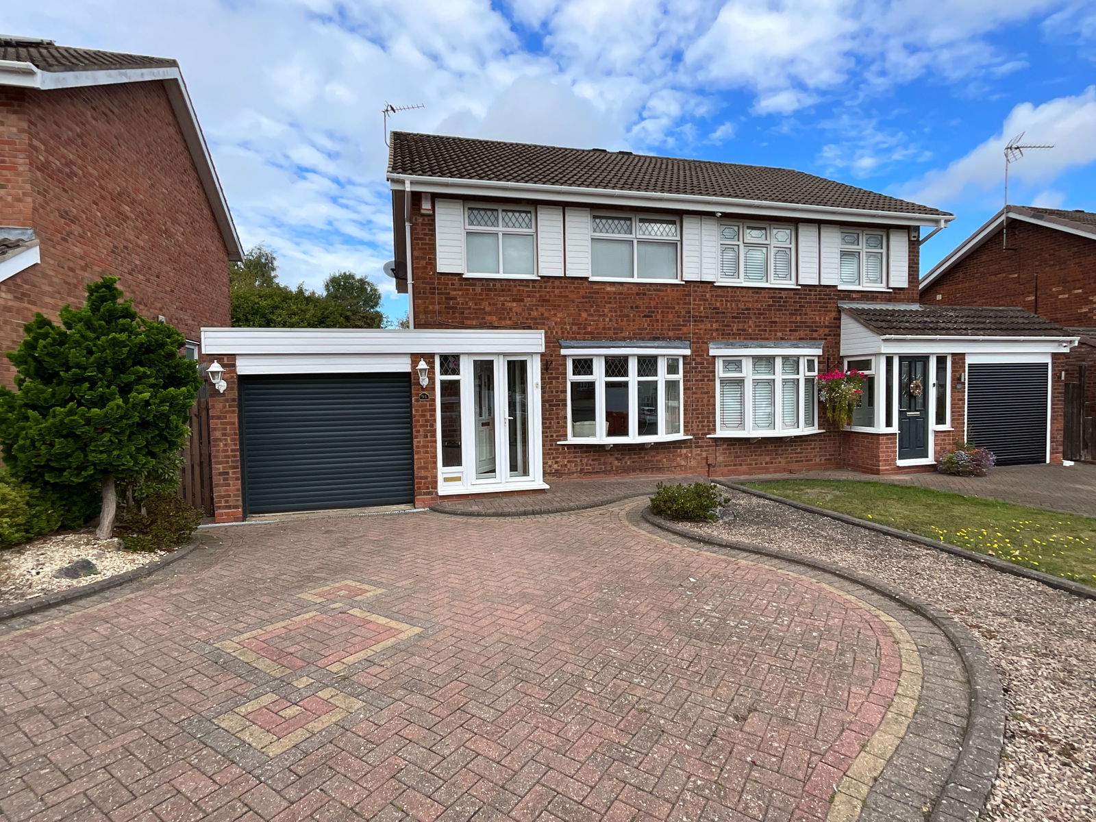 3 bedroom Semi-detached house Under Offer