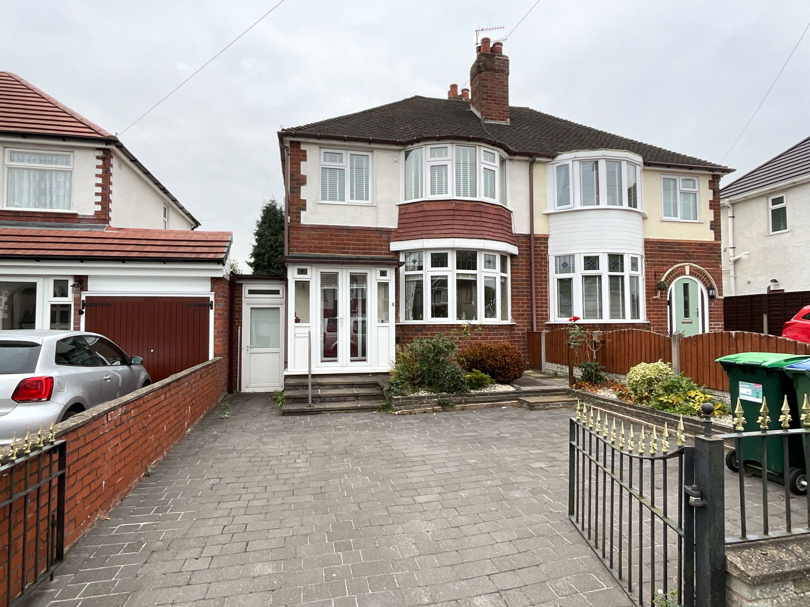 3 bedroom Semi-detached house Under Offer