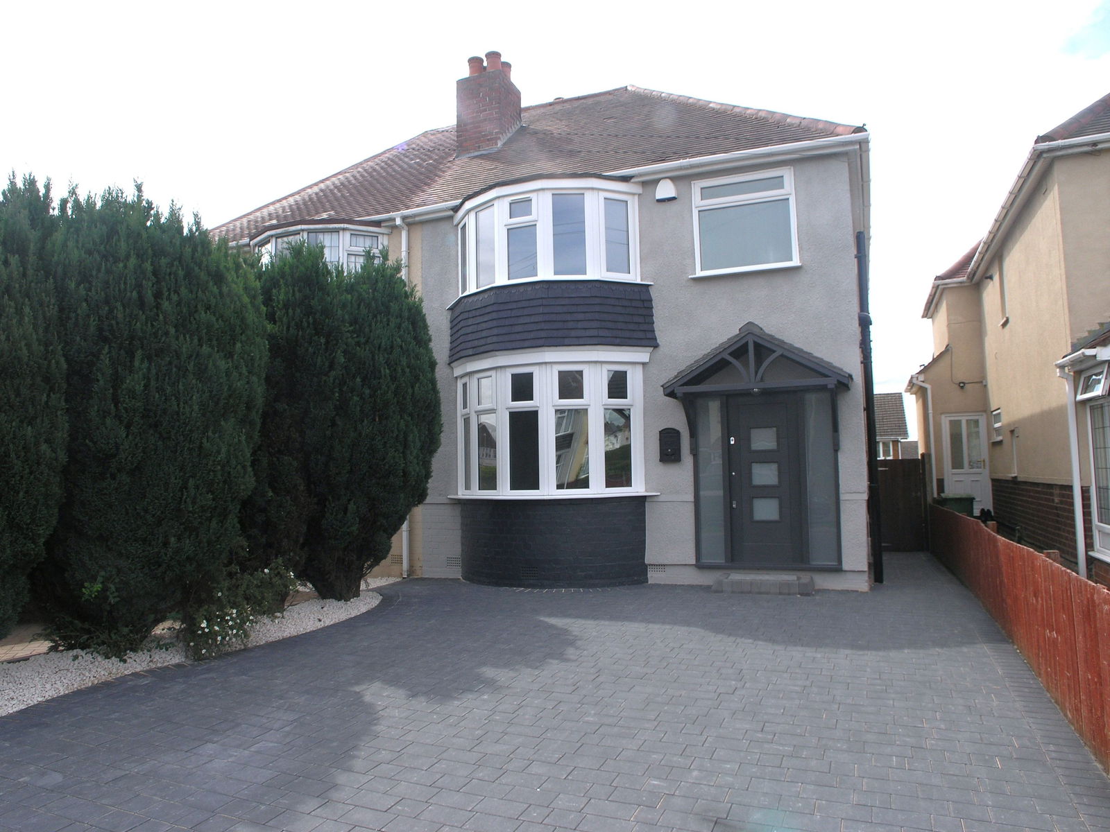 3 bedroom Semi-detached house Under Offer