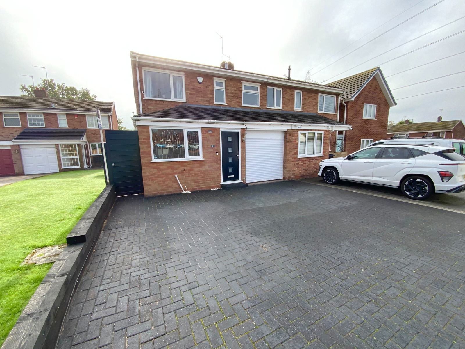3 bedroom Semi-detached house Under Offer