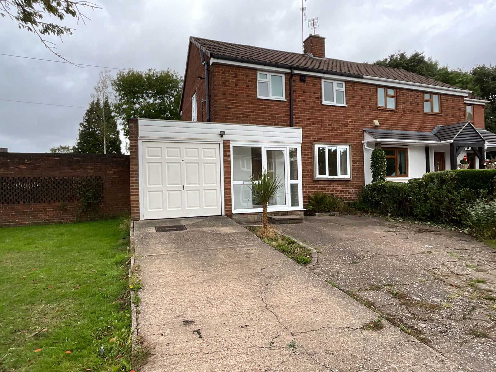 3 bedroom Semi-detached house Under Offer