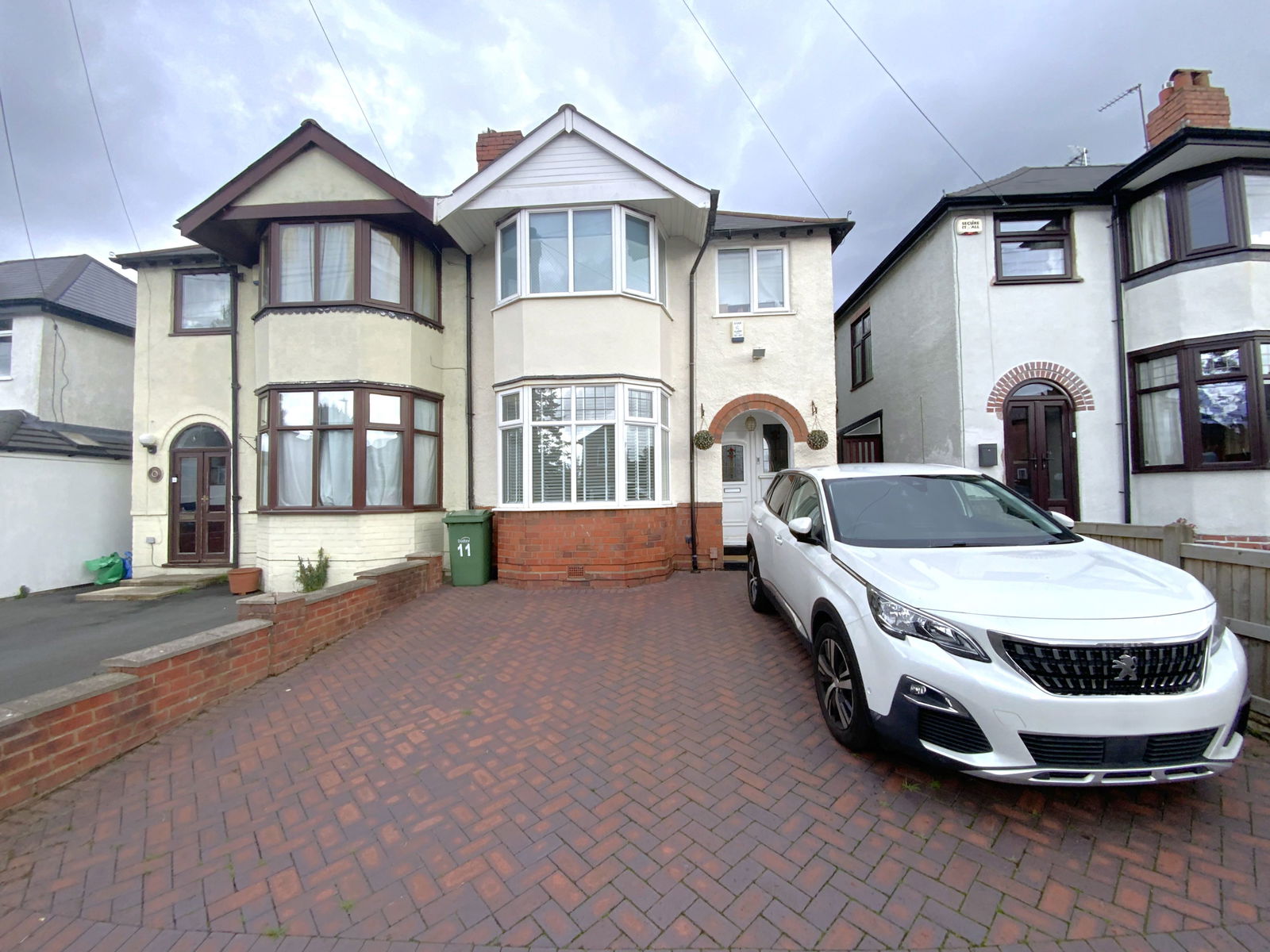 3 bedroom Semi-detached house Under Offer