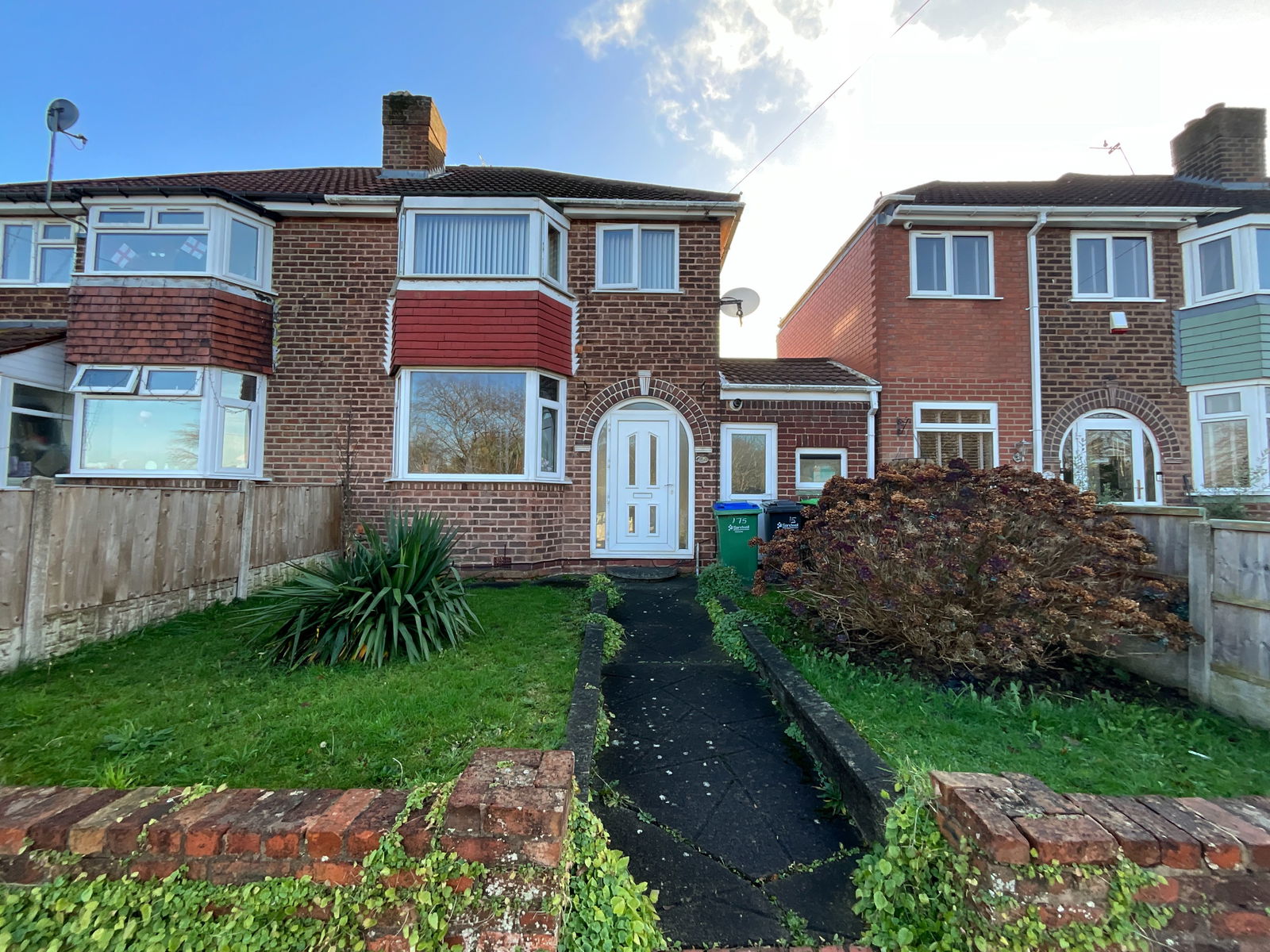 3 bedroom Semi-detached house Under Offer