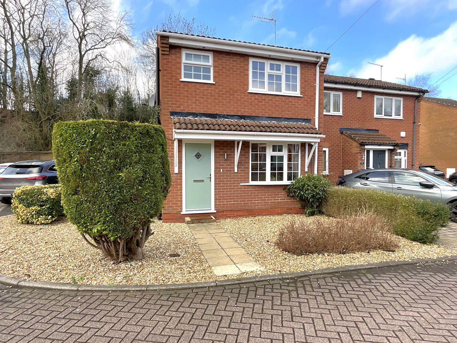 3 bedroom Semi-detached house Under Offer