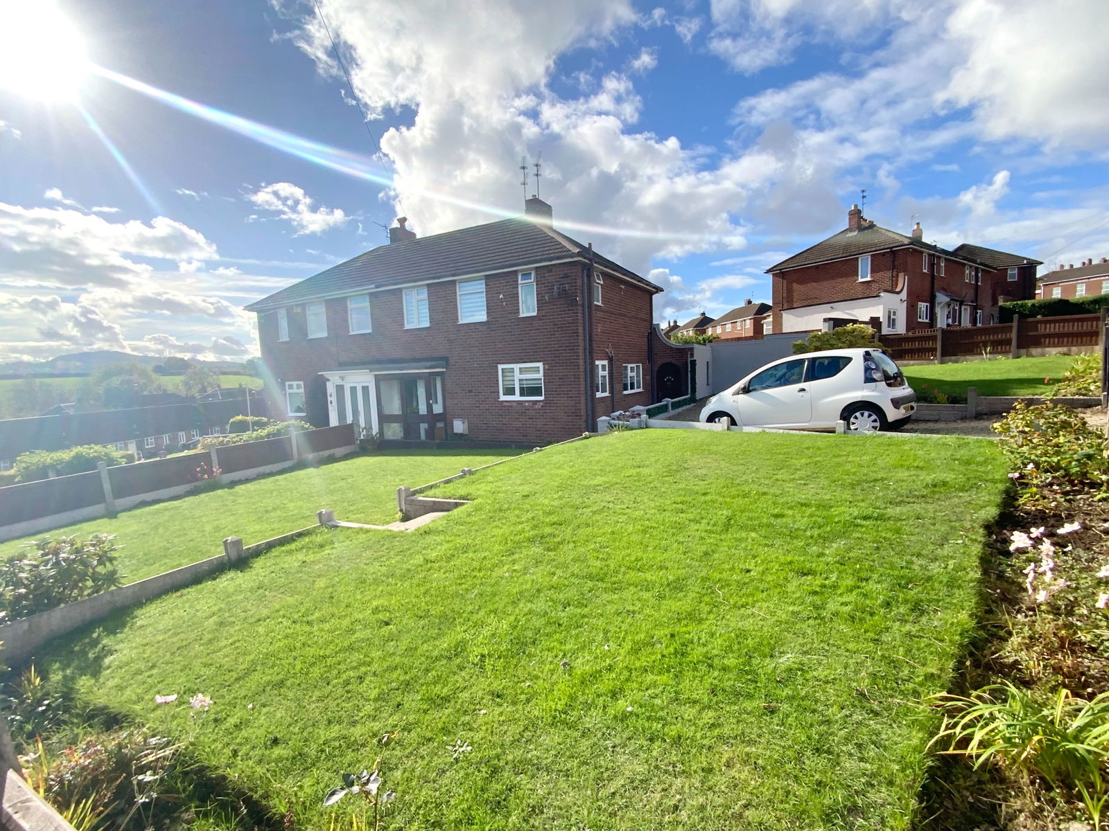 3 bedroom Semi-detached house Under Offer