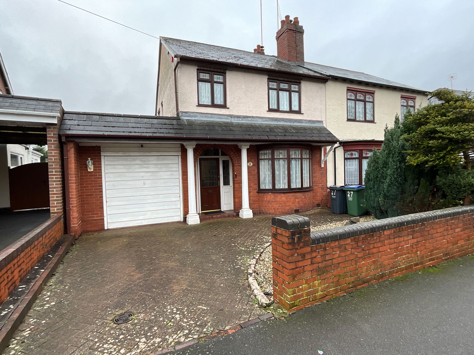 3 bedroom Semi-detached house Under Offer