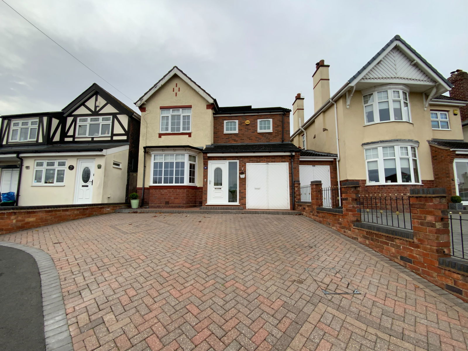 3 bedroom Detached house Under Offer