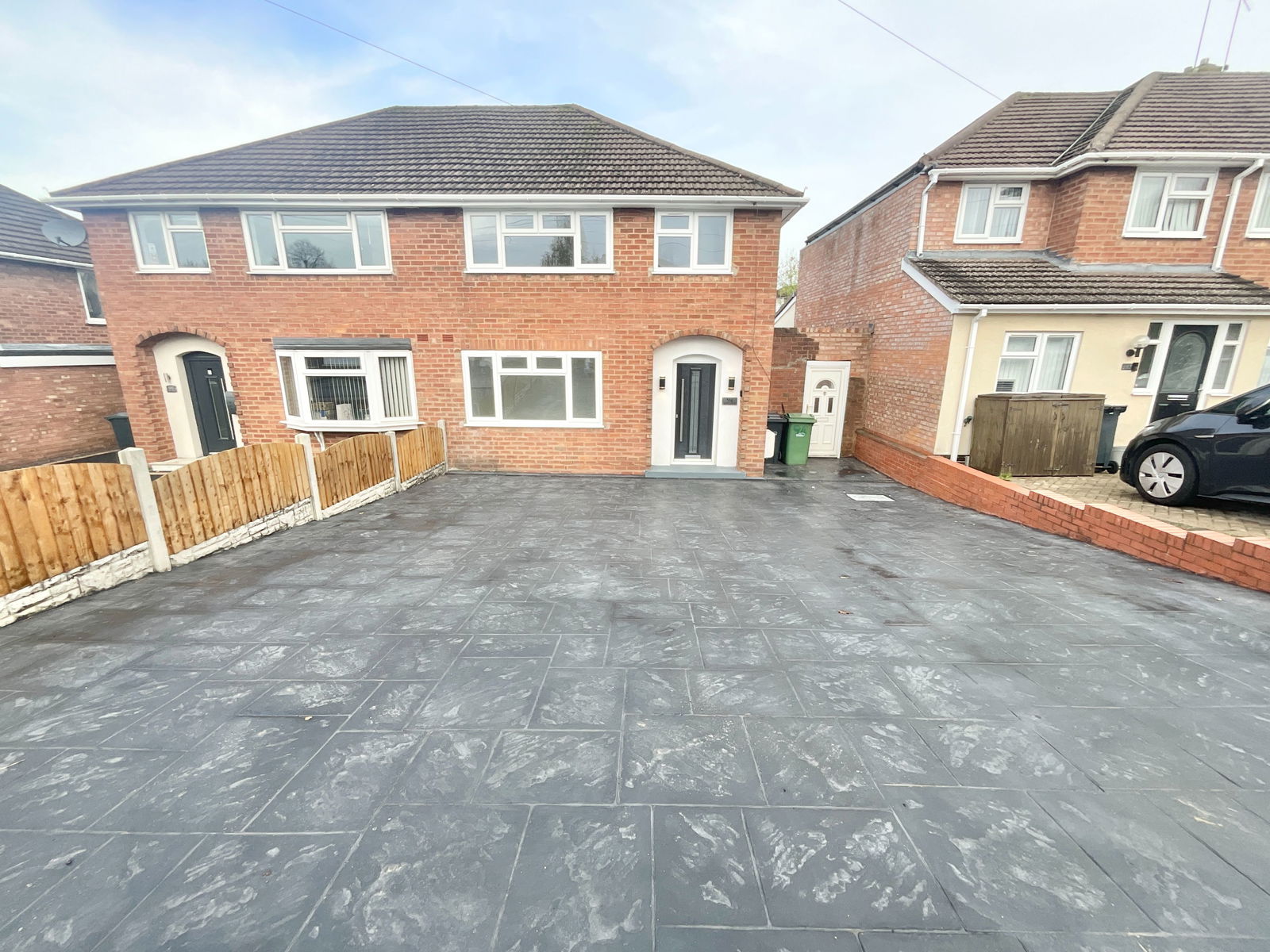 3 bedroom Semi-detached house Under Offer