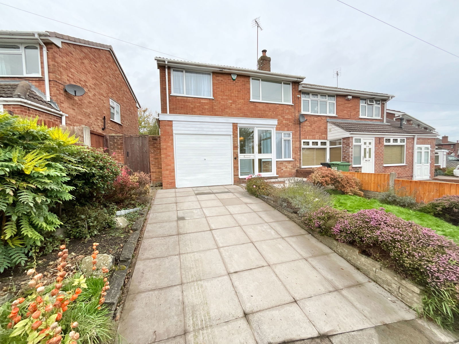 3 bedroom Semi-detached house Under Offer