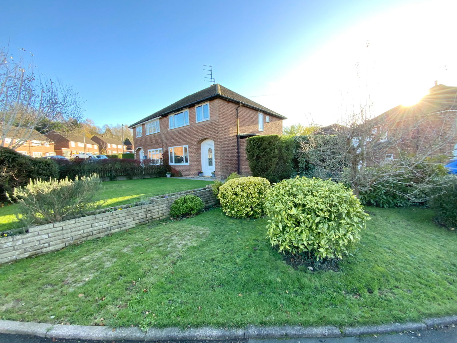 3 bedroom Semi-detached house Under Offer