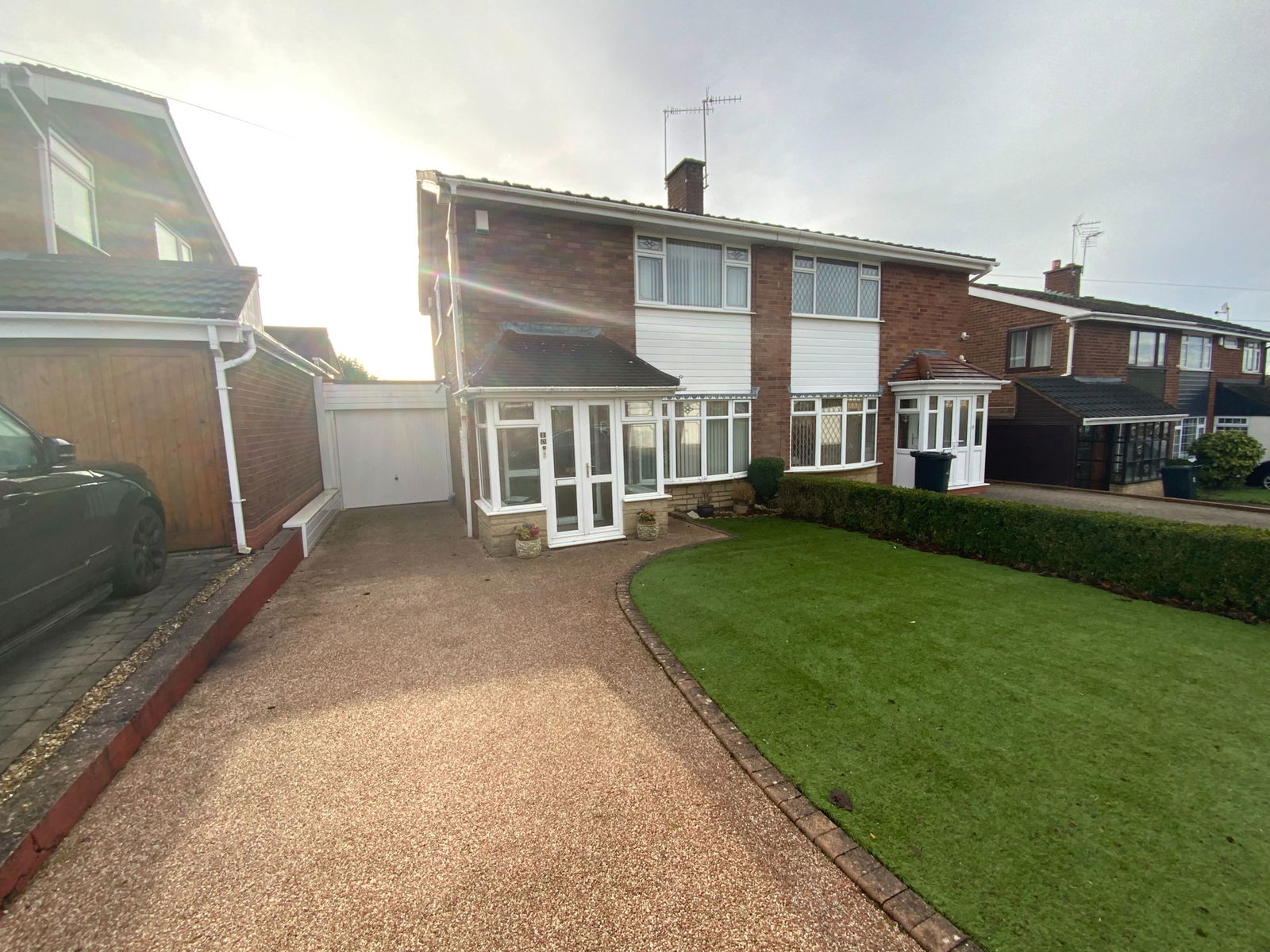 3 bedroom Semi-detached house Under Offer