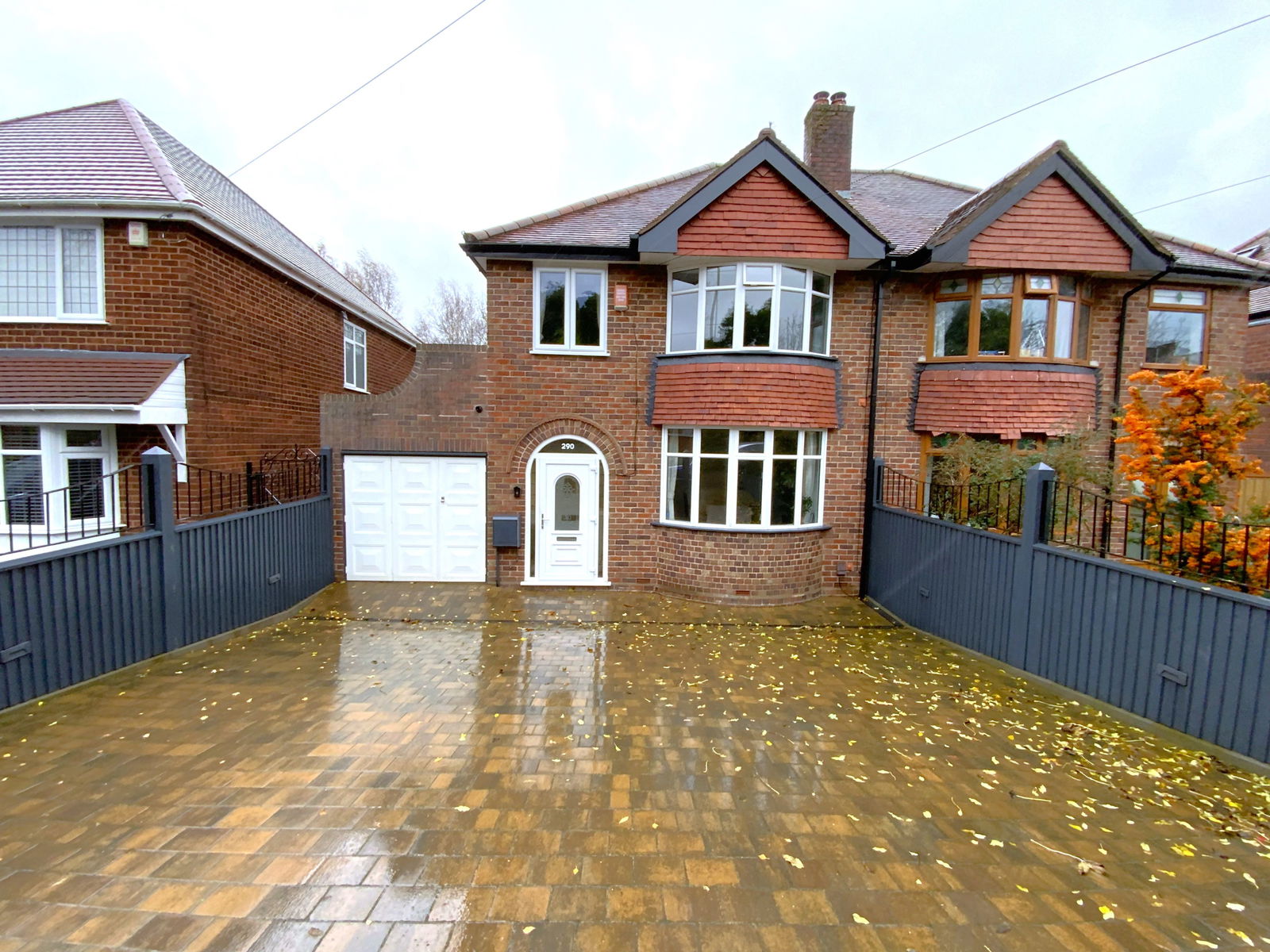 3 bedroom Semi-detached house Under Offer