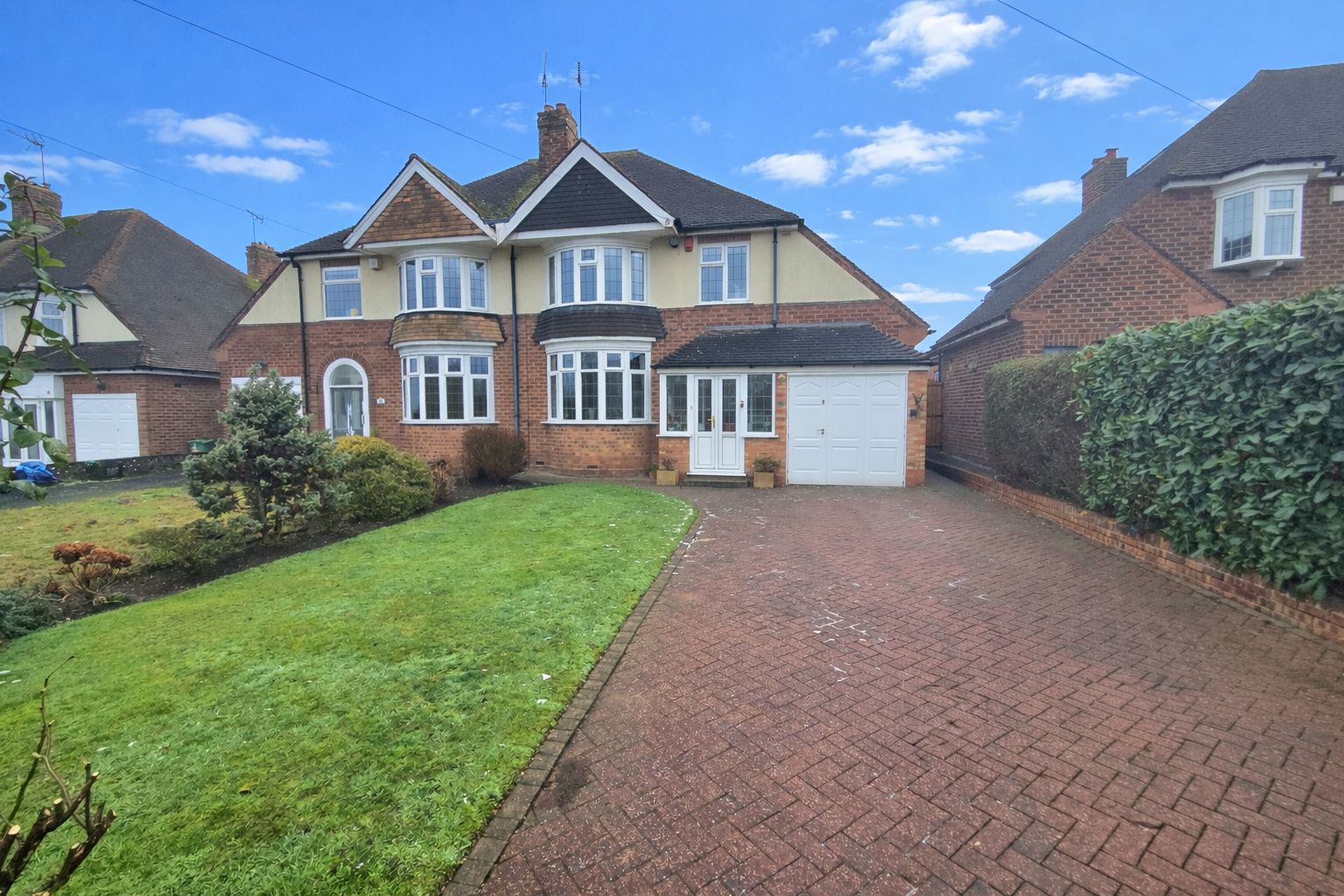 3 bedroom Semi-detached house Under Offer